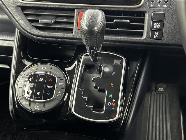 ヴォクシー ZS 煌II ワンオーナー 純正SDナビ 両側パワースライドドア バックカメラ オートライト オートマチックハイビーム 3列シート 純正フロアマット 純正アルミホイル ETC LEDヘッドライト(12枚目)