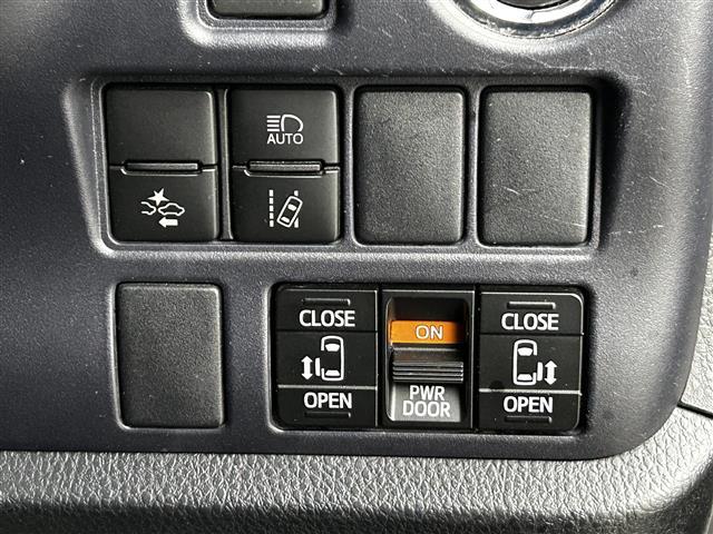 ヴォクシー ZS 煌II ワンオーナー 純正SDナビ 両側パワースライドドア バックカメラ オートライト オートマチックハイビーム 3列シート 純正フロアマット 純正アルミホイル ETC LEDヘッドライト(16枚目)