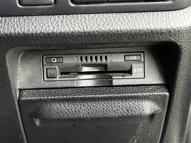 ヴォクシー ZS 煌II ワンオーナー 純正SDナビ 両側パワースライドドア バックカメラ オートライト オートマチックハイビーム 3列シート 純正フロアマット 純正アルミホイル ETC LEDヘッドライト(17枚目)