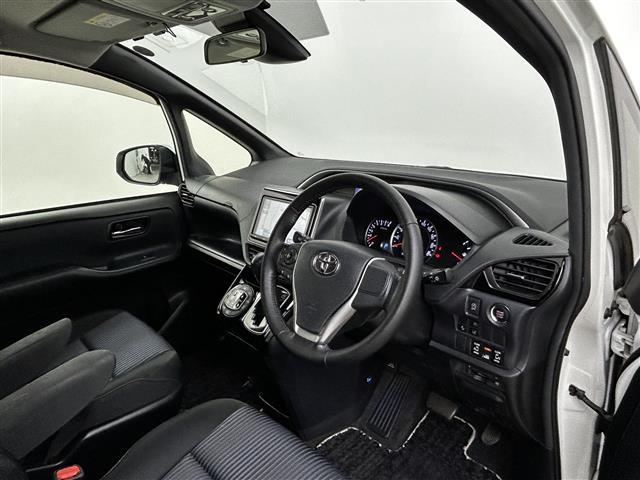 ヴォクシー ZS 煌II ワンオーナー 純正SDナビ 両側パワースライドドア バックカメラ オートライト オートマチックハイビーム 3列シート 純正フロアマット 純正アルミホイル ETC LEDヘッドライト(21枚目)