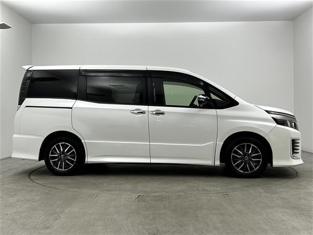 ヴォクシー ZS 煌II ワンオーナー 純正SDナビ 両側パワースライドドア バックカメラ オートライト オートマチックハイビーム 3列シート 純正フロアマット 純正アルミホイル ETC LEDヘッドライト(36枚目)