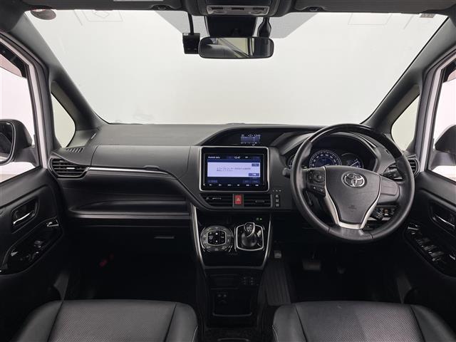 エスクァイア ハイブリッドＧｉ　純正ナビ　フルセグ　Ｂｌｕｅｔｏｏｔｈ　ＣＤ　ＤＶＤ　フリップダウンモニター　ドライブレコーダー　シートヒーター　クルーズコントロール　バックカメラ　オートハイビーム　プリクラッシュセーフティー（2枚目）