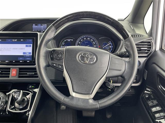 エスクァイア ハイブリッドＧｉ　純正ナビ　フルセグ　Ｂｌｕｅｔｏｏｔｈ　ＣＤ　ＤＶＤ　フリップダウンモニター　ドライブレコーダー　シートヒーター　クルーズコントロール　バックカメラ　オートハイビーム　プリクラッシュセーフティー（4枚目）