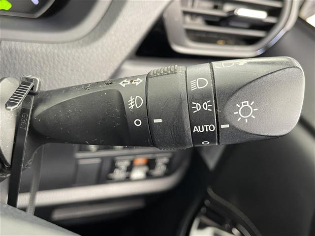 エスクァイア ハイブリッドＧｉ　純正ナビ　フルセグ　Ｂｌｕｅｔｏｏｔｈ　ＣＤ　ＤＶＤ　フリップダウンモニター　ドライブレコーダー　シートヒーター　クルーズコントロール　バックカメラ　オートハイビーム　プリクラッシュセーフティー（7枚目）