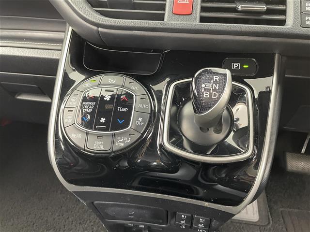 エスクァイア ハイブリッドＧｉ　純正ナビ　フルセグ　Ｂｌｕｅｔｏｏｔｈ　ＣＤ　ＤＶＤ　フリップダウンモニター　ドライブレコーダー　シートヒーター　クルーズコントロール　バックカメラ　オートハイビーム　プリクラッシュセーフティー（16枚目）