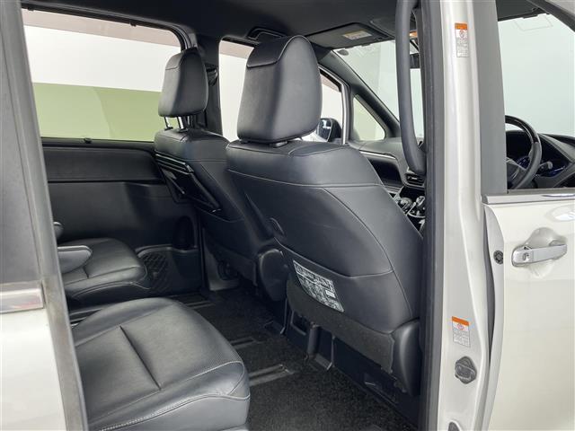 エスクァイア ハイブリッドＧｉ　純正ナビ　フルセグ　Ｂｌｕｅｔｏｏｔｈ　ＣＤ　ＤＶＤ　フリップダウンモニター　ドライブレコーダー　シートヒーター　クルーズコントロール　バックカメラ　オートハイビーム　プリクラッシュセーフティー（24枚目）