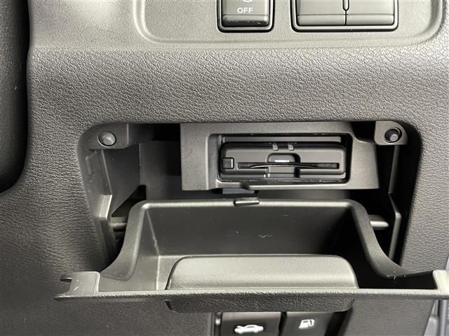 セレナ ハイウェイスター　Ｖ　プロパイロット　純正ナビ　フルセグ　Ｂｌｕｅｔｏｏｔｈ　ＣＤ　ＤＶＤ　ドライブレコーダー　ＥＴＣ　デジタルインナーミラー　両側パワースライドドア　フリップダウンモニター　アラウンドビューモニター（12枚目）