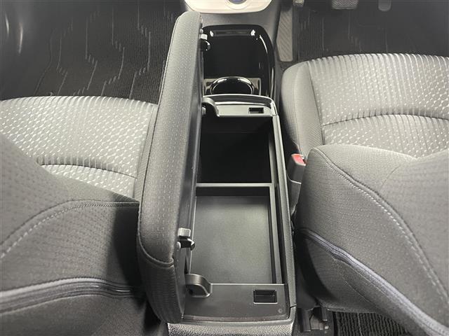 プリウス Ｓセーフティプラス　社外ナビ　Ｂｌｕｅｔｏｏｔｈ　フルセグ　ＣＤ　ＤＶＤ　バックカメラ　レーダークルーズコントロール　ＬＴＡ　ＡＨＢ　ビルトインＥＴＣ　ステアリングスイッチ　オートリトラミラー　スマートキー（18枚目）