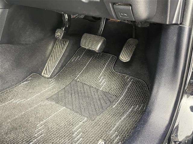 プリウス Ｓセーフティプラス　社外ナビ　Ｂｌｕｅｔｏｏｔｈ　フルセグ　ＣＤ　ＤＶＤ　バックカメラ　レーダークルーズコントロール　ＬＴＡ　ＡＨＢ　ビルトインＥＴＣ　ステアリングスイッチ　オートリトラミラー　スマートキー（20枚目）