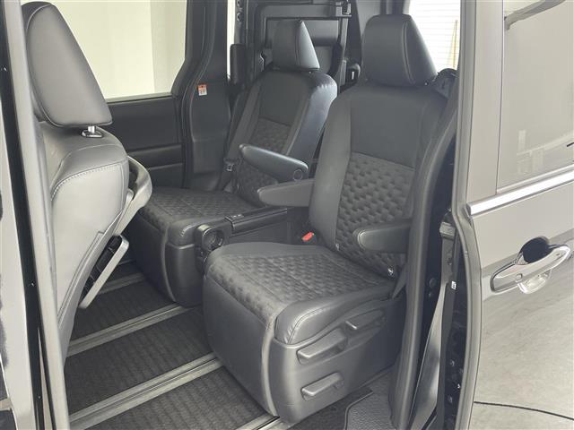 ヴォクシー ハイブリッドS-Z 純正後席モニター 快適利便PKG CD DVD パワーバックドア オートホールド 両側パワースライドドア トヨタセーフティーセンス 衝突軽減ブレーキ BSM HDMI ステアリングヒーター ETC(27枚目)