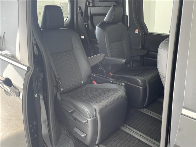 ヴォクシー ハイブリッドS-Z 純正後席モニター 快適利便PKG CD DVD パワーバックドア オートホールド 両側パワースライドドア トヨタセーフティーセンス 衝突軽減ブレーキ BSM HDMI ステアリングヒーター ETC(31枚目)