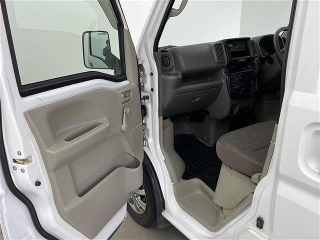 ＮＶ１００クリッパーバン ＤＸ　ルーフラック付き　社外ルームミラー型ドライブレコーダー　社外アルミホイル１２インチ　ＭＴモード　パワーステアリング　純正オーディオ（19枚目）