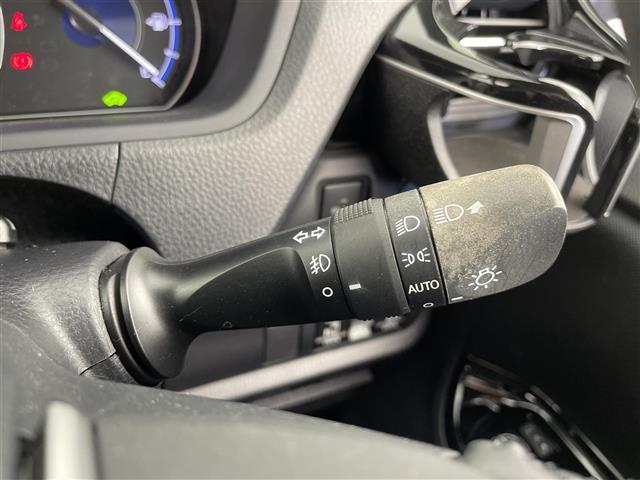 ヴォクシー ハイブリッドZS 煌 純正SDナビ(BT/CD/DVD/フルセグ)/フリップダウン/両側パワスラ/バックカメラ/クルコン/オートハイビーム/レーンキープ/ドラレコ/LEDヘッドライト/フロアマット/スマートキー(7枚目)