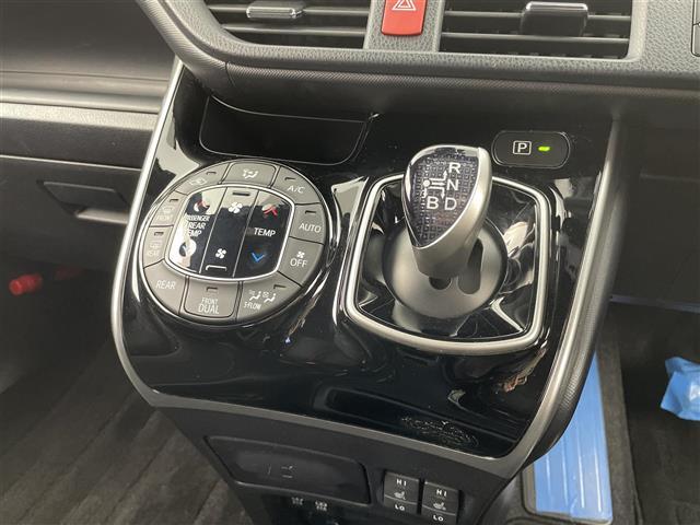 ヴォクシー ハイブリッドZS 煌 純正SDナビ(BT/CD/DVD/フルセグ)/フリップダウン/両側パワスラ/バックカメラ/クルコン/オートハイビーム/レーンキープ/ドラレコ/LEDヘッドライト/フロアマット/スマートキー(16枚目)