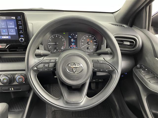 ヤリス Ｇ　純正ナビ　衝突軽減ブレーキ　　フルセグ　Ｂｌｕｅｔｏｏｔｈ　ビルトインＥＴＣ　前方ドライブレコーダー　オートライト　バックカメラ　スマートキー　プッシュスタート　フロアマット（3枚目）