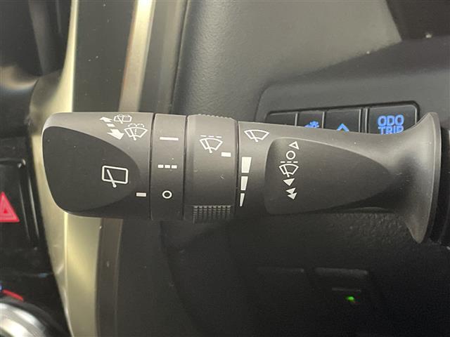アルファード ２．５Ｓ　タイプゴールドＩＩＩ　純正ナビ／ＤＶＤ／ＣＤ／Ｂｌｕｅｔｏｏｔｈ　純正フリップダウンモニター　両側パワースライドドア　レーダークルーズコントロール　サンルーフ　前方ドライブレコーダー　ハーフレザーシート　ビルトインＥＴＣ（12枚目）