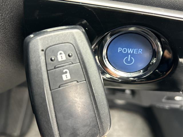 プリウス Ｓセーフティプラス　トヨタセーフティーセンス　衝突軽減ブレーキ　社外メモリナビ　バックカメラ　クルーズコントロール　プッシュスタート　オートライト　オートマチックハイビーム　レーンキープアシスト　ＥＴＣ（6枚目）