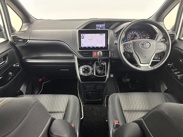 ヴォクシー 　後席モニター　純正ナビ（Ｂｌｕｅｔｏｏｔｈ／ＣＤ／ＤＶＤ／ＡＭ／ＦＭ）　フルセグＴＶ　バックカメラ　クルーズコントロール　ドライブレコーダー　レーンキープアシスト　プリクラッシュセーフティ　ＥＴＣ（2枚目）