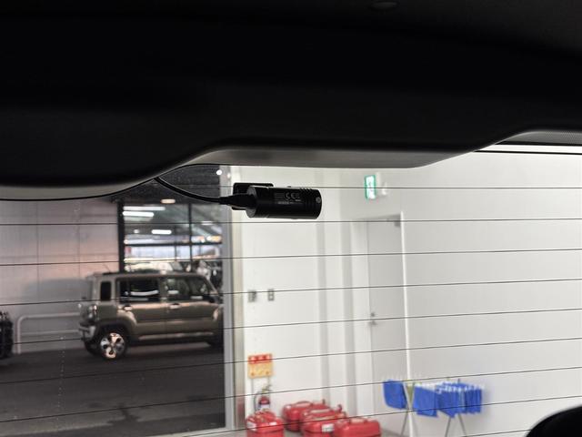 ヴォクシー 　後席モニター　純正ナビ（Ｂｌｕｅｔｏｏｔｈ／ＣＤ／ＤＶＤ／ＡＭ／ＦＭ）　フルセグＴＶ　バックカメラ　クルーズコントロール　ドライブレコーダー　レーンキープアシスト　プリクラッシュセーフティ　ＥＴＣ（8枚目）