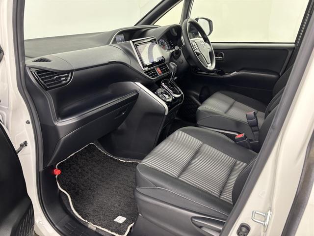 ヴォクシー 　後席モニター　純正ナビ（Ｂｌｕｅｔｏｏｔｈ／ＣＤ／ＤＶＤ／ＡＭ／ＦＭ）　フルセグＴＶ　バックカメラ　クルーズコントロール　ドライブレコーダー　レーンキープアシスト　プリクラッシュセーフティ　ＥＴＣ（24枚目）