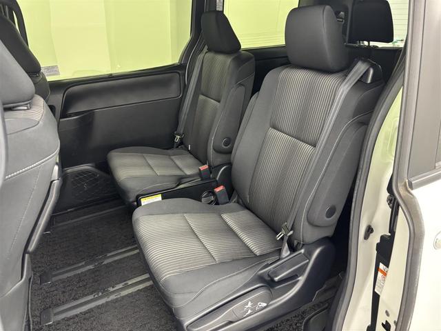 ヴォクシー 　後席モニター　純正ナビ（Ｂｌｕｅｔｏｏｔｈ／ＣＤ／ＤＶＤ／ＡＭ／ＦＭ）　フルセグＴＶ　バックカメラ　クルーズコントロール　ドライブレコーダー　レーンキープアシスト　プリクラッシュセーフティ　ＥＴＣ（30枚目）