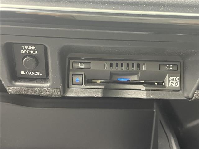 クラウンハイブリッド Ｓ　エレガンススタイル　純正ナビ　フルセグＴＶ　ＣＤ　ＤＶＤ　Ｂｌｕｅｔｏｏｔｈ　ＡＭ／ＦＭ　パノラマミックビュー　ＥＴＣ　アドバンストパーク　ハーフレザー　シートヒーター　パドルシフト　ハンドルヒーター　３６０度ドラレコ（8枚目）