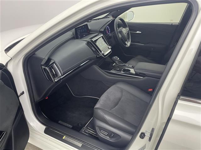 クラウンハイブリッド Ｓ　エレガンススタイル　純正ナビ　フルセグＴＶ　ＣＤ　ＤＶＤ　Ｂｌｕｅｔｏｏｔｈ　ＡＭ／ＦＭ　パノラマミックビュー　ＥＴＣ　アドバンストパーク　ハーフレザー　シートヒーター　パドルシフト　ハンドルヒーター　３６０度ドラレコ（28枚目）