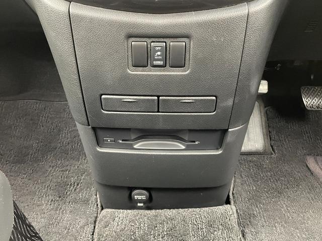 エルグランド ２５０ハイウェイスターＳ　純正ＨＤＤナビ　純正フリップダウンモニター　両後パワースライドドア　ハーフレザーシート　インテリジェントキー　クルーズコントロール　バックドアイージークローザー　コーナーセンサー　ビルトインＥＴＣ（17枚目）