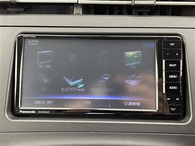 プリウス Ｓ　パナソニック製ナビゲーション　バックカメラ　フルセグＴＶ　Ｂｌｕｅｔｏｏｔｈ　ハロゲンヘッドライト　オートライト　フォグライト　ビルトインＥＴＣ　新車保証書　取扱説明書　スペアキー（4枚目）