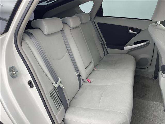 プリウス Ｓ　パナソニック製ナビゲーション　バックカメラ　フルセグＴＶ　Ｂｌｕｅｔｏｏｔｈ　ハロゲンヘッドライト　オートライト　フォグライト　ビルトインＥＴＣ　新車保証書　取扱説明書　スペアキー（25枚目）