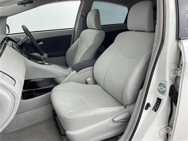 プリウス Ｓ　パナソニック製ナビゲーション　バックカメラ　フルセグＴＶ　Ｂｌｕｅｔｏｏｔｈ　ハロゲンヘッドライト　オートライト　フォグライト　ビルトインＥＴＣ　新車保証書　取扱説明書　スペアキー（27枚目）