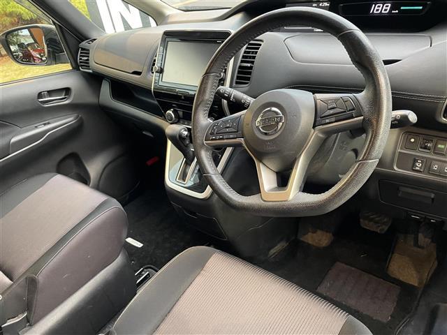 セレナ ハイウェイスター　プッシュスタート／純正ナビ／バックカメラ／Ｂｌｕｅｔｏｏｔｈ／クルーズコントロール／片側ハンズフリーパワスラ／フリップダウン／駐車支援システム／前後コーナーセンサー／ＴＶキャンセラー／電格ミラー（11枚目）