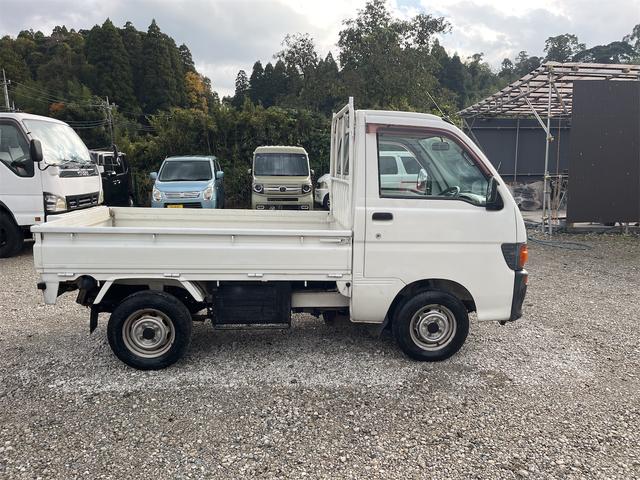 ハイゼットトラック スペシャル 走行距離3万キロ台 5速ミッション 4WD エアコン付き バッテリー新品交換済み ラジオ(4枚目)