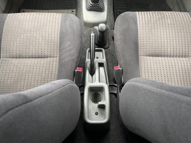 パジェロミニ ＶＲ　ＨＩＤヘッドライト　Ｃａｒｒｏｚｚｅｒｉａスピーカー　４ＷＤ　メンテナンスノート　取説　スペアキー　キーレスエントリー　ＭＴ　ＡＢＳ　カセット　アルミホイール　衝突安全ボディ　パワーステアリング（8枚目）