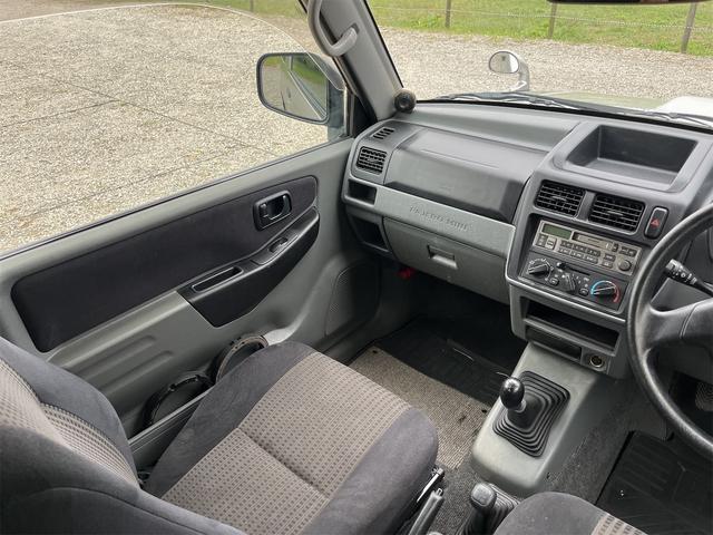 パジェロミニ ＶＲ　ＨＩＤヘッドライト　Ｃａｒｒｏｚｚｅｒｉａスピーカー　４ＷＤ　メンテナンスノート　取説　スペアキー　キーレスエントリー　ＭＴ　ＡＢＳ　カセット　アルミホイール　衝突安全ボディ　パワーステアリング（47枚目）