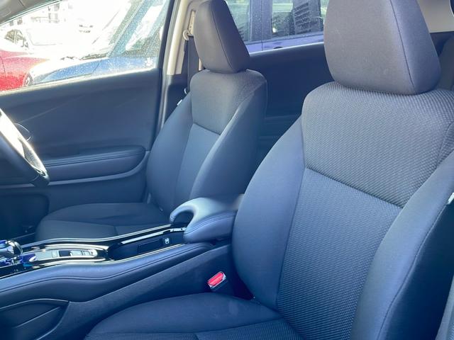 ヴェゼル ハイブリッドＸ　４ＷＤ／寒冷地仕様／シティーブレーキアクティブシステム／リアクティブフォースペダル／クルーズコントロール／社外８インチナビ／フルセグ／ＢＴ／ＣＤ／ＤＶＤ／バックカメラ／パドルシフト（27枚目）