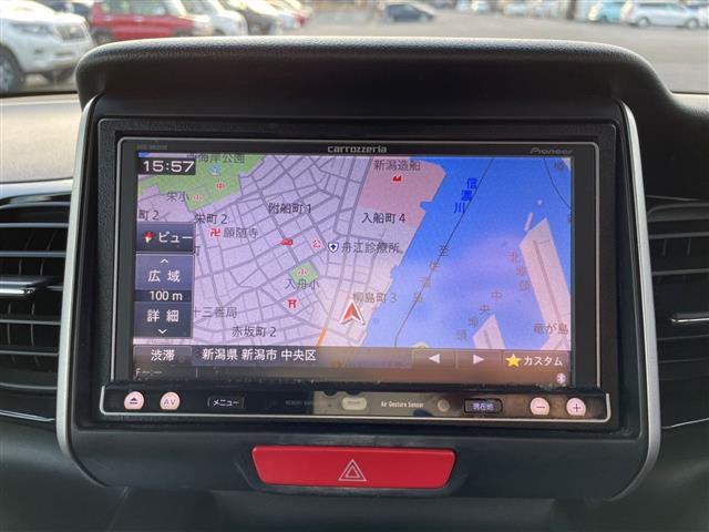 N-BOXカスタム G・ターボLパッケージ 社外ナビ/両側パワースライドドア/Bluetoothオーディオ/キセノンライト/Autoライト/ETC/シートヒーター/パドルシフト/クルーズコントロール/フロアマット/盗難防止(4枚目)