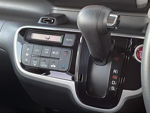 N-BOXカスタム G・ターボLパッケージ 社外ナビ/両側パワースライドドア/Bluetoothオーディオ/キセノンライト/Autoライト/ETC/シートヒーター/パドルシフト/クルーズコントロール/フロアマット/盗難防止(7枚目)