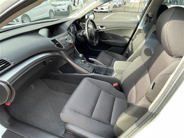 アコードツアラー ２０ＴＬ　インターナビパッケージ　スマートキー　ＣＤ、ＤＶＤ、ＡＭ、ＦＭ視聴可能　ワンセグＴＶ（走行時視聴不可）　バックカメラ　純正フロアマット　純正ＡＷ　本革巻きステアリング　キセノンヘッドランプ　ウインカーミラー（12枚目）