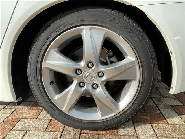 アコードツアラー ２０ＴＬ　インターナビパッケージ　スマートキー　ＣＤ、ＤＶＤ、ＡＭ、ＦＭ視聴可能　ワンセグＴＶ（走行時視聴不可）　バックカメラ　純正フロアマット　純正ＡＷ　本革巻きステアリング　キセノンヘッドランプ　ウインカーミラー（17枚目）