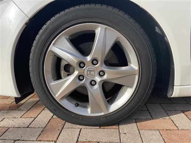 アコードツアラー ２０ＴＬ　インターナビパッケージ　スマートキー　ＣＤ、ＤＶＤ、ＡＭ、ＦＭ視聴可能　ワンセグＴＶ（走行時視聴不可）　バックカメラ　純正フロアマット　純正ＡＷ　本革巻きステアリング　キセノンヘッドランプ　ウインカーミラー（18枚目）