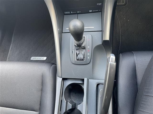 アコードツアラー ２０ＴＬ　インターナビパッケージ　スマートキー　ＣＤ、ＤＶＤ、ＡＭ、ＦＭ視聴可能　ワンセグＴＶ（走行時視聴不可）　バックカメラ　純正フロアマット　純正ＡＷ　本革巻きステアリング　キセノンヘッドランプ　ウインカーミラー（24枚目）