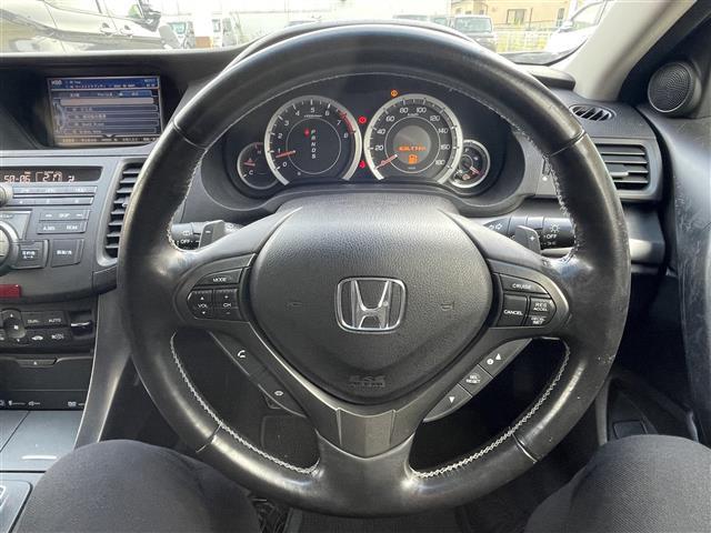 アコードツアラー ２０ＴＬ　インターナビパッケージ　スマートキー　ＣＤ、ＤＶＤ、ＡＭ、ＦＭ視聴可能　ワンセグＴＶ（走行時視聴不可）　バックカメラ　純正フロアマット　純正ＡＷ　本革巻きステアリング　キセノンヘッドランプ　ウインカーミラー（26枚目）