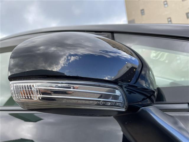 プリウスアルファ G チューン ブラック プッシュスタート スペアキー ワンセグTV(走行時視聴可) CD、DVD、AM、FM視聴可 Bluetooth接続可 バックカメラ ハーフレザーシート 本革巻きステアリング(9枚目)