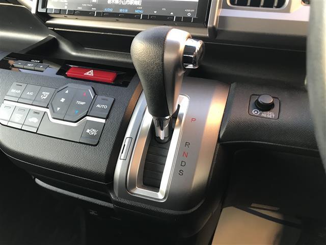 ステップワゴンスパーダ Ｚ　禁煙車／カーナビ／スマートキー／バックカメラ／両側パワースライドドア／ＥＴＣ／アイドリングストップ／フリップダウンモニター／チップアップシート／ステアリングリモコン／パドルシフト／オートライト（16枚目）