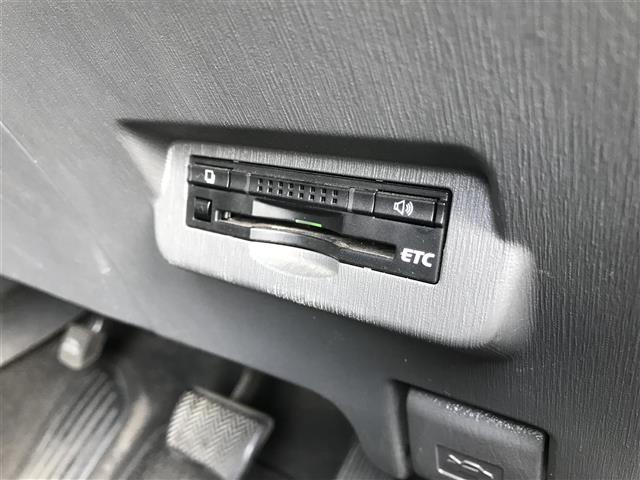 プリウスアルファ Ｓツーリングセレクション　禁煙車／カーナビ／スマートキー／プッシュスタート／バックカメラ／ＥＴＣ／フリップダウンモニター／ヘッドライトウォッシャー／ステアリングリモコン／オートライト／パワーウインドウ／電格ミラ（22枚目）