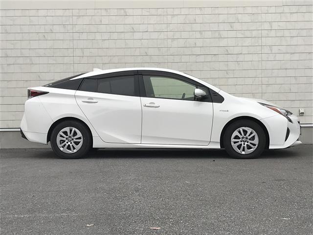 プリウス Ｓ　禁煙車／カーナビ／スマートキー／プッシュスタート／バックカメラ／ＥＴＣ／ステアリングリモコン／オートライト／電格ミラー／パワーウインドウ／防眩ミラー（4枚目）