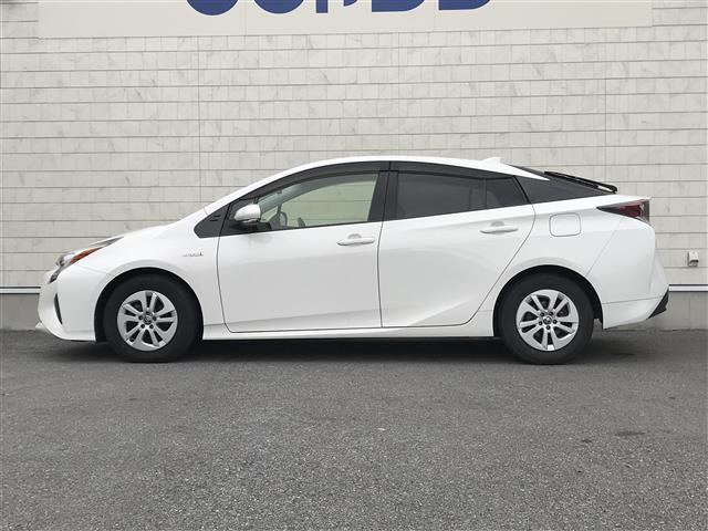 プリウス Ｓ　禁煙車／カーナビ／スマートキー／プッシュスタート／バックカメラ／ＥＴＣ／ステアリングリモコン／オートライト／電格ミラー／パワーウインドウ／防眩ミラー（5枚目）