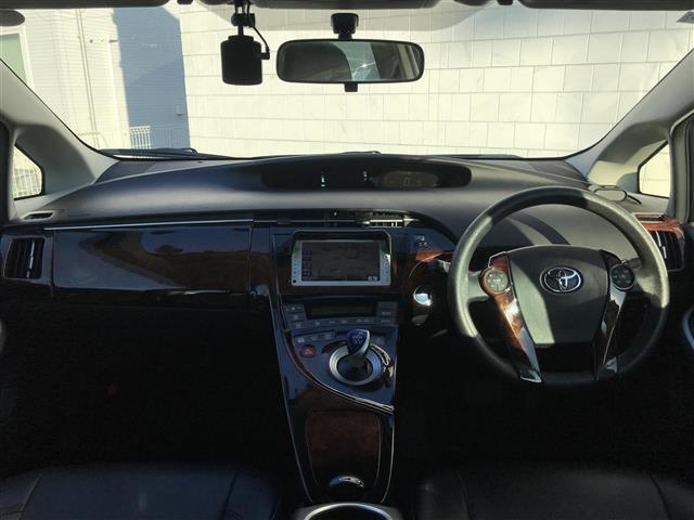 プリウス Ｓ　ワンオーナー／禁煙車／カーナビ／スマートキー／プッシュスタート／バックカメラ／ＥＴＣ／ドライブレコーダー／コーナーセンサー／シートカバー／トノカバー／オートライト／電格ミラー／パワーウインドウ（9枚目）