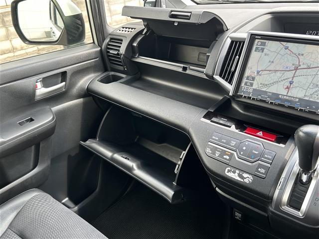 ステップワゴンスパーダ Ｚ　クールスピリット　純正９型ナビ（ＣＤ／ＤＶＤ／ＤＴＶ）両側パワースライドドア　バックカメラ　ＥＴＣ　アイドリングストップ　ハーフレザーシート　スマートキー　純正フロアマット（8枚目）